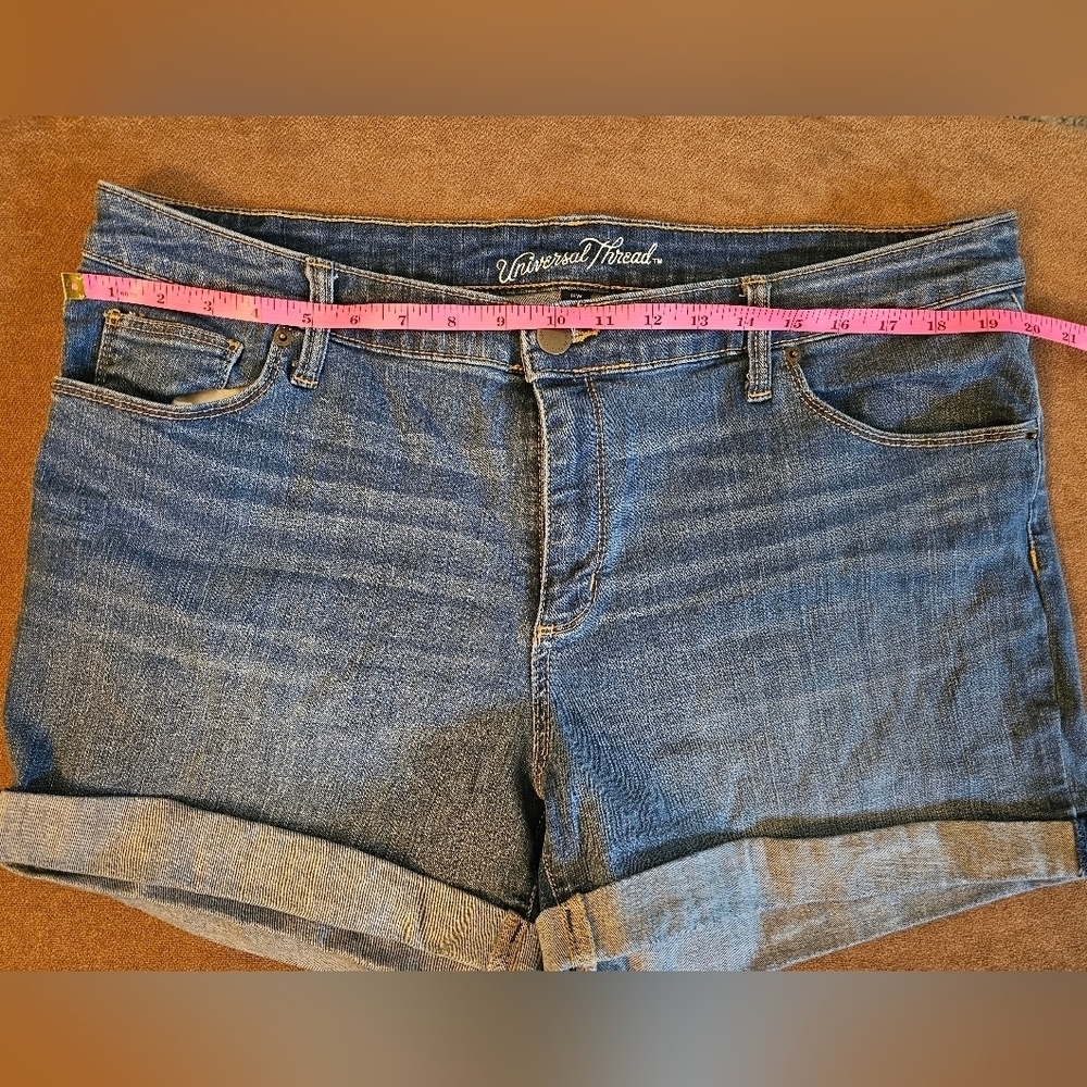 Universal Thread Medium Wash Cuffed Denim Shorts Size 18W - Picture 4 of 9